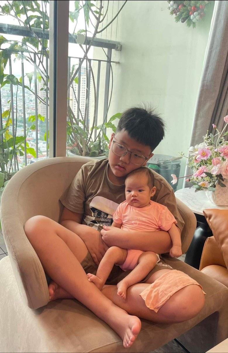 Bé Be rất yêu em và thích được chăm em.