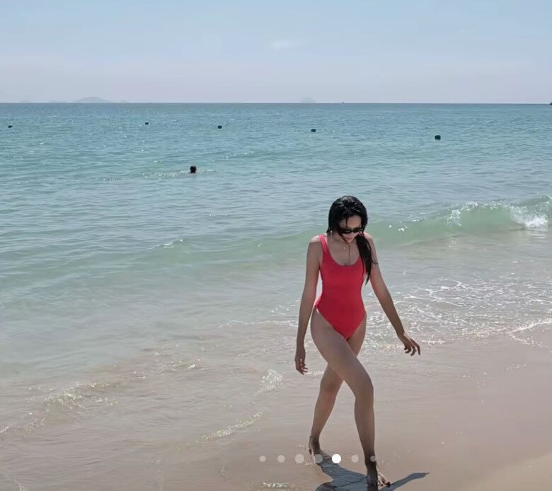 Tiểu thư Hà thành cùng chồng cầu thủ 1m87 đưa con trai đi biển, mẹ diện bikini đẹp nõn nà, bố khéo chăm con - 10