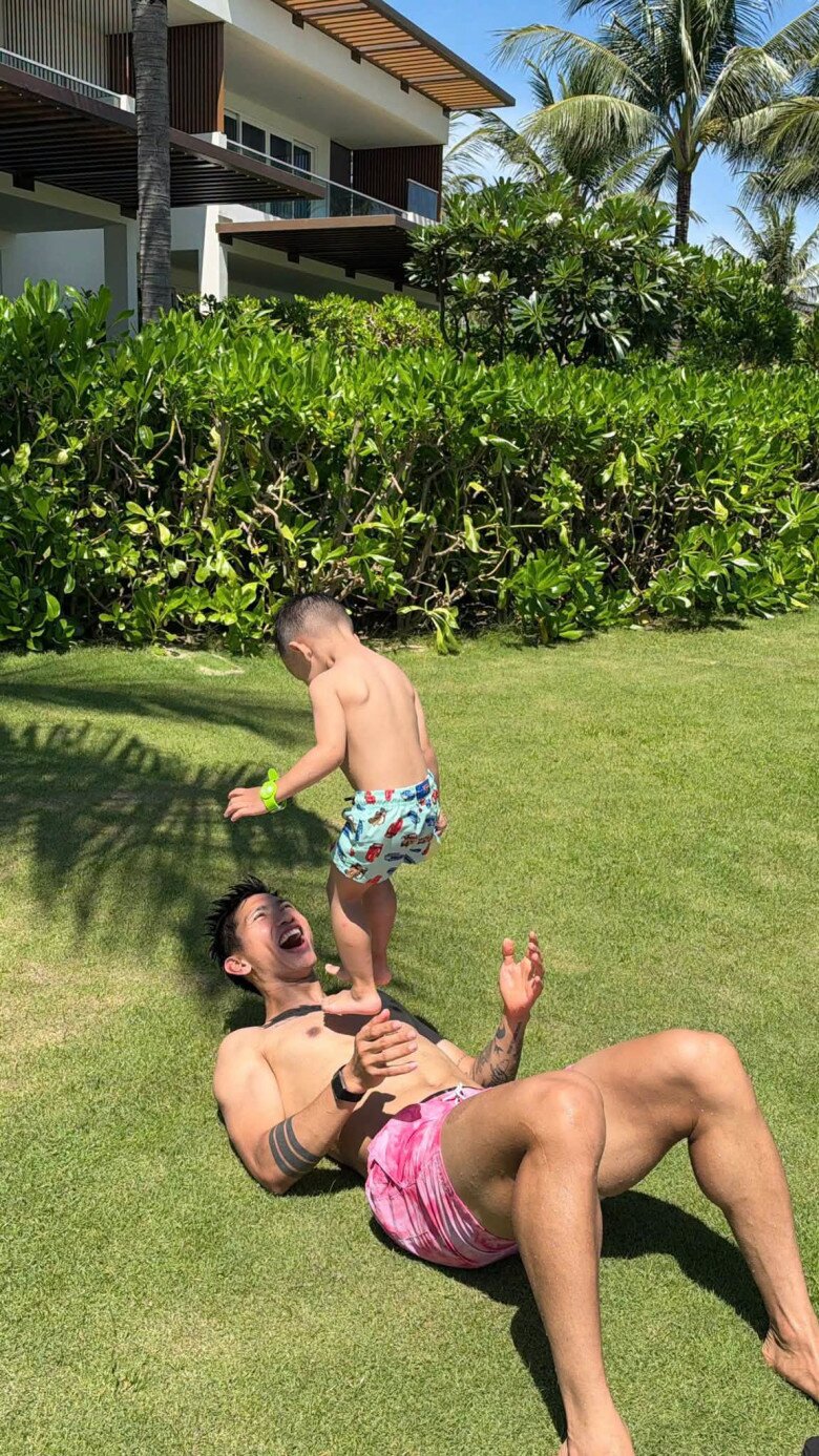 Đoàn Văn Hậu tận hưởng khoảng thời gian hạnh phúc bên con trai Lúa sau nhiều ngày xa nhà.