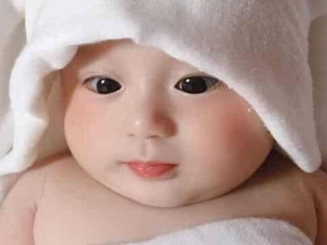 Đứa trẻ vừa chào đời được đặt tên khai sinh là Nguyễn Hận Đời, lên lớp 7 được sửa thành cái tên rất sáng sủa