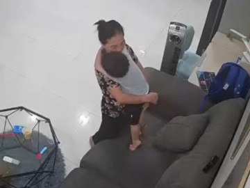 Cho bảo mẫu nghỉ làm sau 4 năm, ông bố xem camera giám sát thấy bất ngờ với hành động của con trai