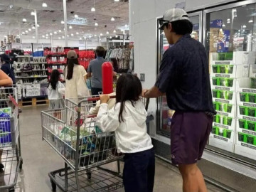 Yêu con - Mẹ dắt con gái 2 tuổi đi siêu thị, nhìn bé ai cũng tức giận: “Có phải mẹ đẻ không?”
