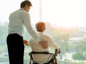 Yêu con - Chỉ khi về già tôi mới nhận ra: Những người sống tiết kiệm để tiền lại cho con cái là cách làm sai lầm