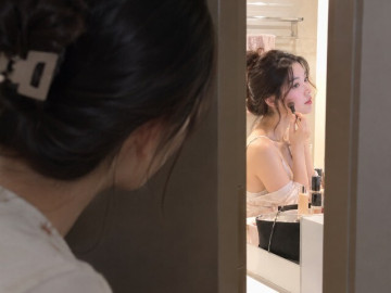 Chị giúp việc đi tắm rất hay quén chốt cửa, một lần vô tình nhìn vào tôi hoảng hốt