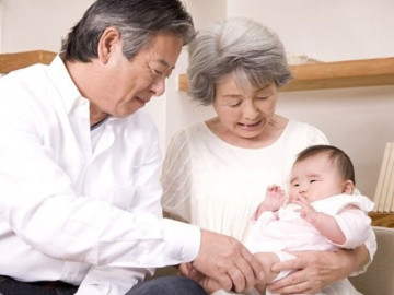 Yêu con - Nghỉ hưu rồi mới hiểu: Tại sao ngày càng nhiều người thích chăm sóc cháu hơn là sống hưởng thụ một mình