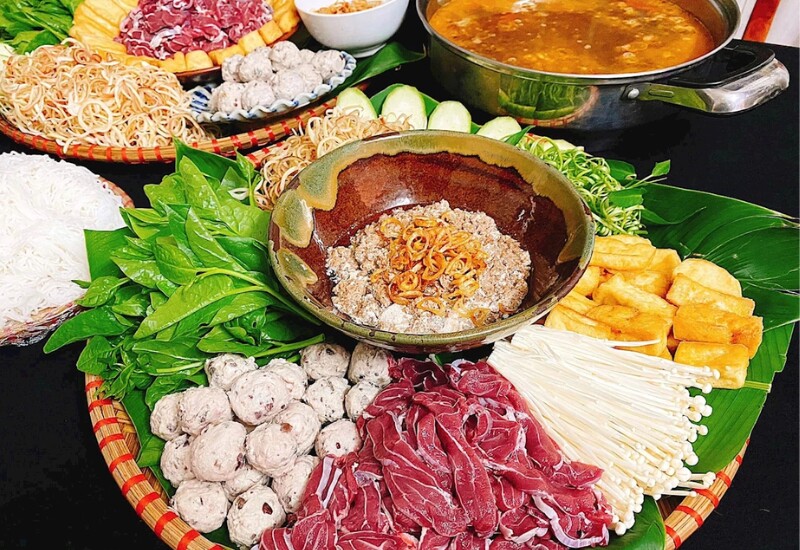 Lẩu riêu cua đồng là món ăn quen thuộc ở nhiều tỉnh phía Bắc, nổi bật với nước dùng chua thanh từ cà chua, dấm bỗng và vị béo bùi của gạch cua đồng giã tay. Khi ăn nóng, hương riêu cua thơm dịu hòa cùng vị ngọt tự nhiên, tạo cảm giác dân dã, thanh mát và dễ chịu.
