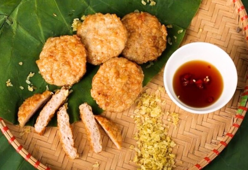 Chả cốm Hà Nội kết hợp giò sống, thịt heo xay và cốm non, ưu tiên loại cốm dẻo, thơm, hạt mỏng. Nguyên liệu được trộn nhẹ để không làm nát cốm, hấp sơ cho chín đều rồi chiên vàng, nhờ vậy miếng chả giữ được độ mềm và mùi lúa non.