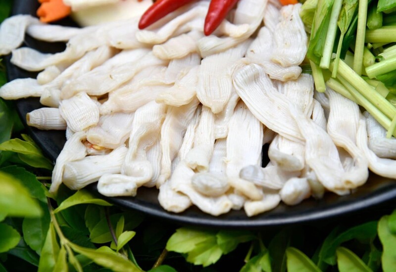 Tuy sở hữu vẻ ngoài có thể khiến nhiều du khách “e dè”, sá sùng lại là món đặc sản nên thử khi đến các vùng biển Quảng Ninh, Khánh Hòa… Loài hải sản này có vị ngọt sâu, thơm đậm, dai nhẹ và để lại hậu vị rất riêng.