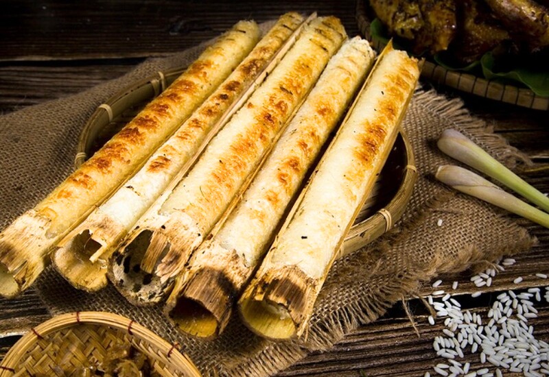 Cơm lam là món ăn phổ biến trong đời sống của người địa phương sống ở vùng Tây Nguyên. Gạo nếp sau khi vo sạch, ngâm mềm được cho vào ống tre hoặc nứa non, thêm lượng nước phù hợp rồi nướng chậm trên than hồng cho đến khi chín.