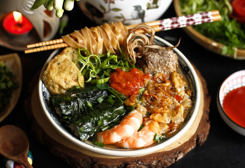 Bánh đa cua là món ăn tiêu biểu của TP. Hải Phòng, nổi bật với sợi bánh đa đỏ làm từ gạo, phơi khô rồi cắt bản vừa ăn. Cua đồng được giã, lọc kỹ để nấu riêu và nước dùng. Khi ăn bánh đa kèm thêm rau muống, chả lá lốt, thịt cua tạo nên hương vị hài hòa.
