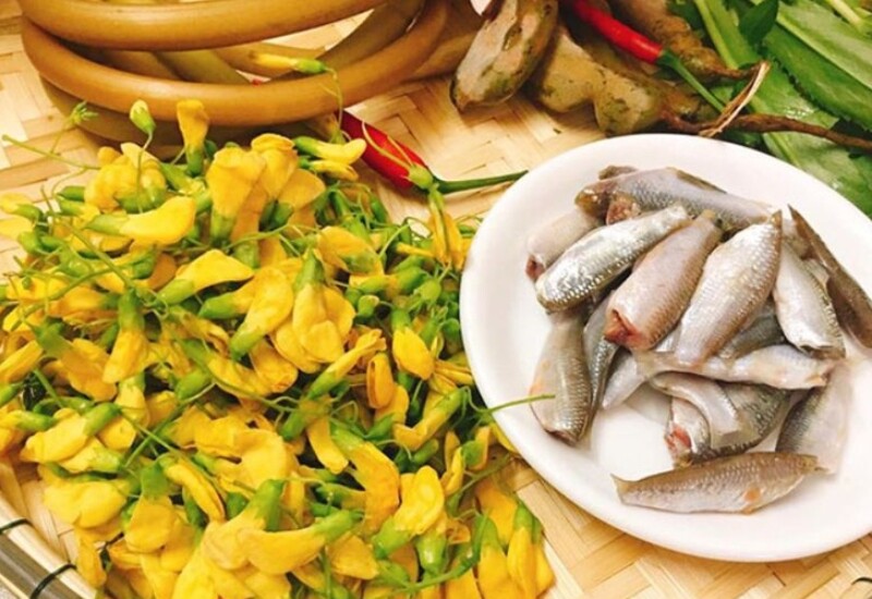 Khoảng từ giữa tháng 7 - 11, cá linh non sẽ xuất hiện nhiều theo con nước. Lúc này là mùa ngon nhất của loại cá dân dã này và người dân tận dụng nó chế biến thành món lẩu cá linh - đặc sản thơm ngon nhất định phải thử khi du lịch ở vùng Đồng bằng Sông Cửu Long. 
