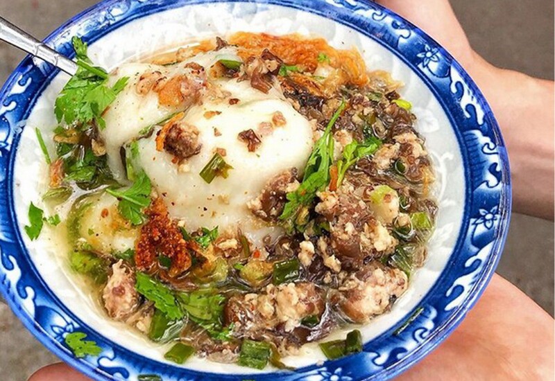 Bánh đúc nóng là thức quà quen thuộc của Hà Nội, đặc biệt dễ khiến du khách nhớ tới trong ngày mưa hoặc trời trở lạnh. Bánh mềm dẻo, chan nước mắm nóng, thêm thịt băm, mộc nhĩ, hành phi và rau thơm, ăn đến đâu ấm đến đó.