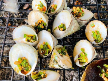 12 đặc sản mà du khách không thể bỏ qua khi du lịch tại biển Việt Nam, có món nghe tên "đỏ mặt", thơm ngon khó cưỡng