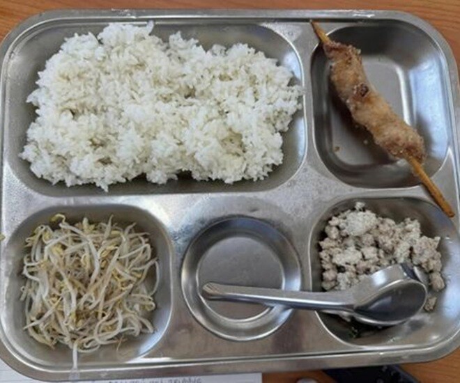 Một suất ăn bán trú bị phụ huynh phản ánh về số lượng và chất lượng không đảm bảo. Ảnh: MXH.