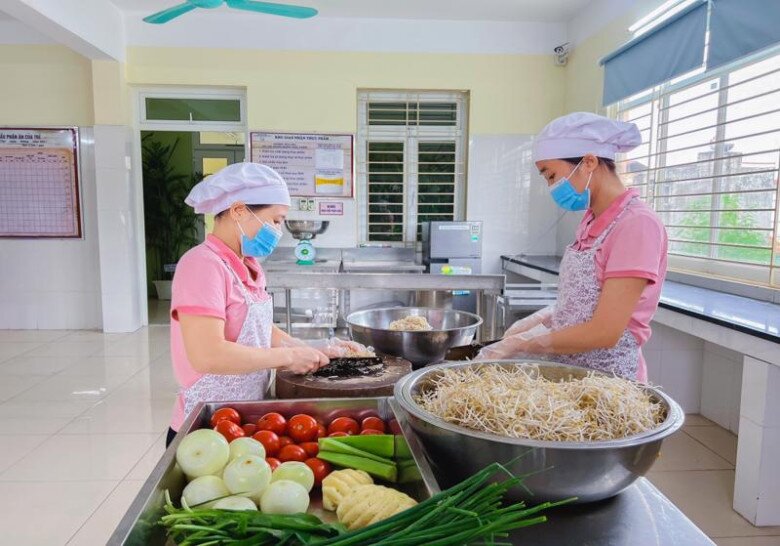 Vấn đề an toàn vệ sinh thực phẩm từ khâu chọn thực phẩm, sơ chế và vận chuyển thức ăn là điều quan trọng nhất. Ảnh minh họa.