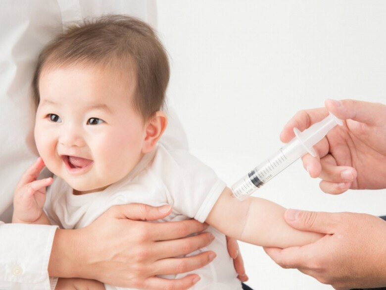 Tiêm vắc xin và vệ sinh cá nhân sạch sẽ là biện pháp phòng cúm A, phụ huynh cần thực hiện cho trẻ. Ảnh minh họa. 