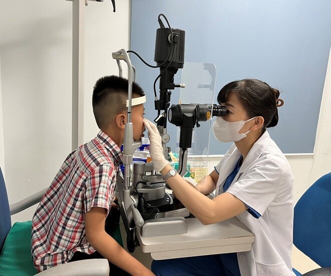 Khi trẻ gặp vấn đề về mắt, việc đi khám sớm và điều trị đúng cách, kịp thời là rất quan trọng. Ảnh minh họa. 