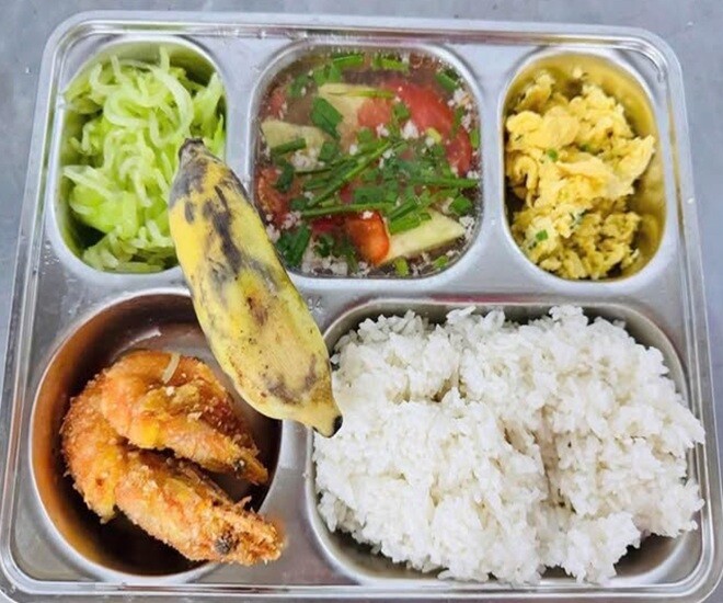 Bữa ăn bán trú dù đa dạng, đầy đủ dinh dưỡng những vẫn tiềm ẩn nguy cơ với trẻ mà đôi khi bố mẹ không hề hay biết. Ảnh minh họa. 
