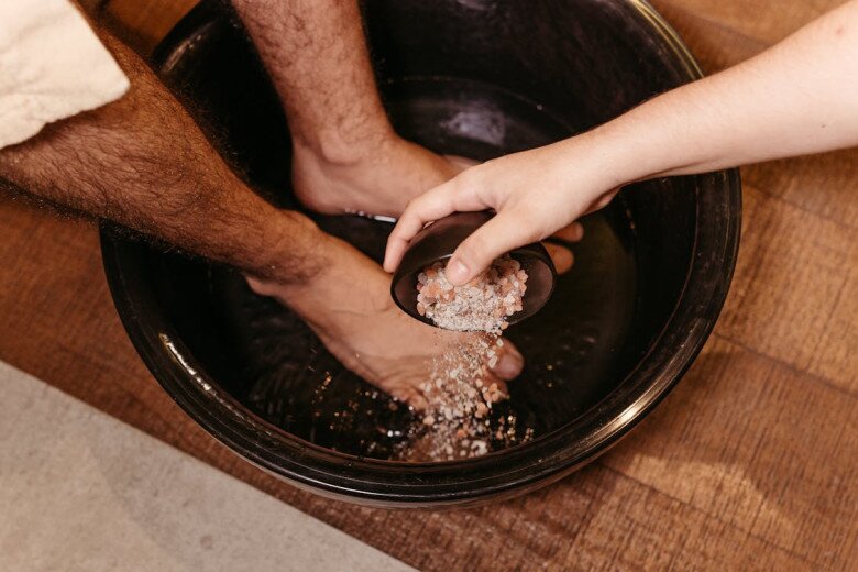 Ngâm chân nước muối nóng giúp xua đi tà khí, đả thông kinh mạch. Ảnh minh họa.