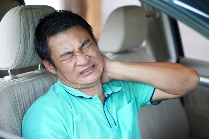 Khi có biểu hiện bất thường khi đi ô tô, nhất là vùng đầu cổ tuyệt đối không chủ quan. Ảnh minh họa.