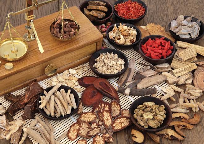 Thuốc nam tốt nhưng cần phải biết cách sử dụng, khi uống phải có chỉ định cho từng trường hợp. Ảnh minh họa. 