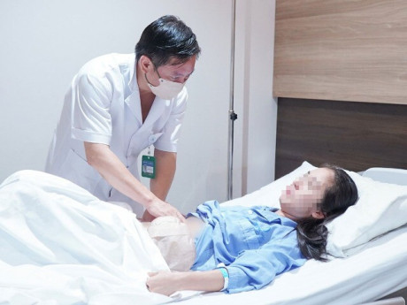 Mẹ mang thai 5 tháng phát hiện ung thư nhưng quyết hoãn điều trị để con được chào đời, sau sinh chỉ còn 35kg