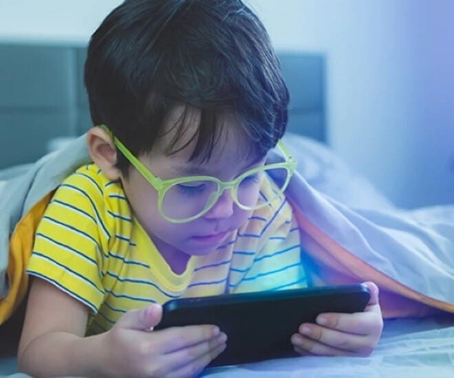 Trẻ xem tivi, điện thoại nhiều không chỉ giảm khả năng tập trung, mà còn ảnh hưởng đến sự phát triển của trẻ. Ảnh minh họa.