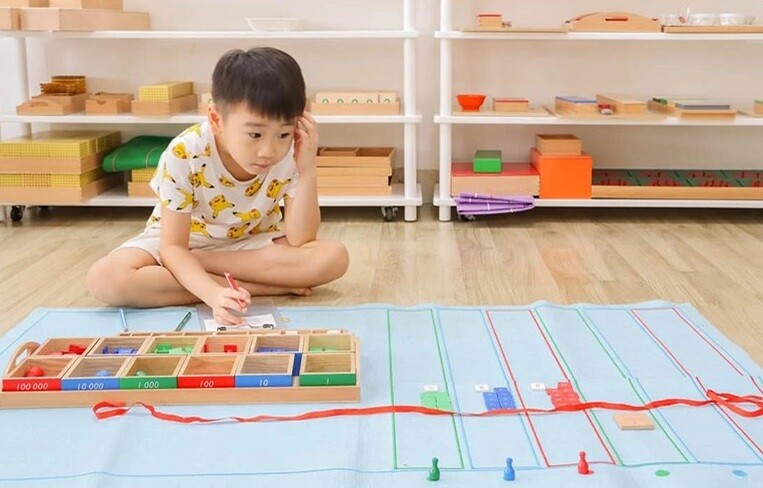 Thay v&igrave; cho trẻ xem tivi, điện thoại h&atilde;y gi&uacute;p trẻ ph&aacute;t triển tr&iacute; n&atilde;o bằng c&aacute;c tr&ograve; chơi cần đến sự tư duy. Ảnh minh họa.