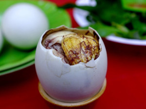 Ai cũng ăn trứng vịt lộn để có canxi, protein mà không biết phần bổ nhất hay bị vứt bỏ: Đó là phần nào?