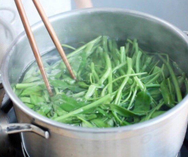 Luộc rau nên cho vào từ khi nước sôi già và nên đậy nắp, sôi lại thì đảo đều. Ảnh minh họa. 