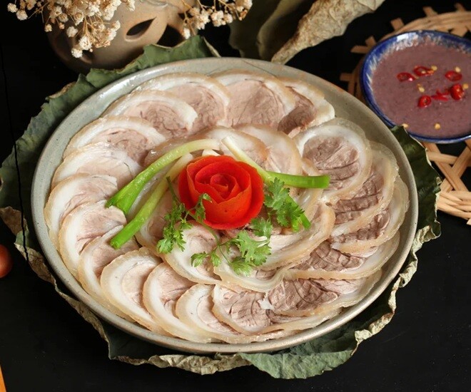 Việc cho hành hay gừng vào luộc cùng thịt bản chất chỉ để khử mùi hôi, chứ không làm tăng dinh dưỡng. Ảnh minh họa. 