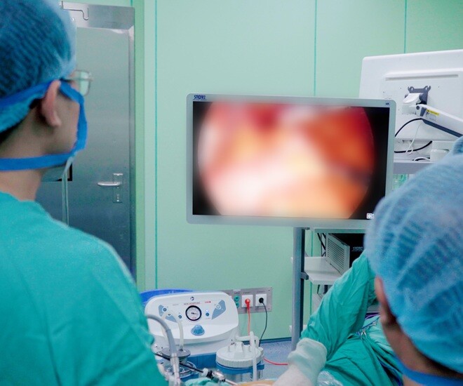 Các bác sĩ đang tiến hành xử lý khối u cho nữ bệnh nhân. 