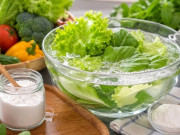 Sức khỏe - Ngâm rau với muối tưởng an toàn nhưng một sai lầm sẽ khiến rau mất chất, sức khỏe lại ảnh hưởng