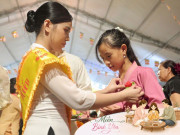 Tin tức - Nhiều người xúc động, rưng rưng nước mắt khi tham gia nghi thức “bông hồng cài áo” trong dịp lễ Vu lan báo hiếu
