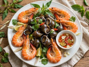 Sức khỏe - Tôm và ốc loại nào mới thật sự là “vua canxi” giúp xương chắc khỏe? Điều mọi người nghĩ đúng hóa ra lại nhầm to