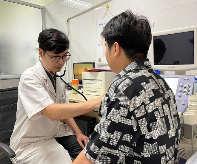 Bác sĩ Hoàng Giang đang thăm khám cho một người trẻ mắc bệnh liên quan đến chuyển hóa. Ảnh minh họa. 