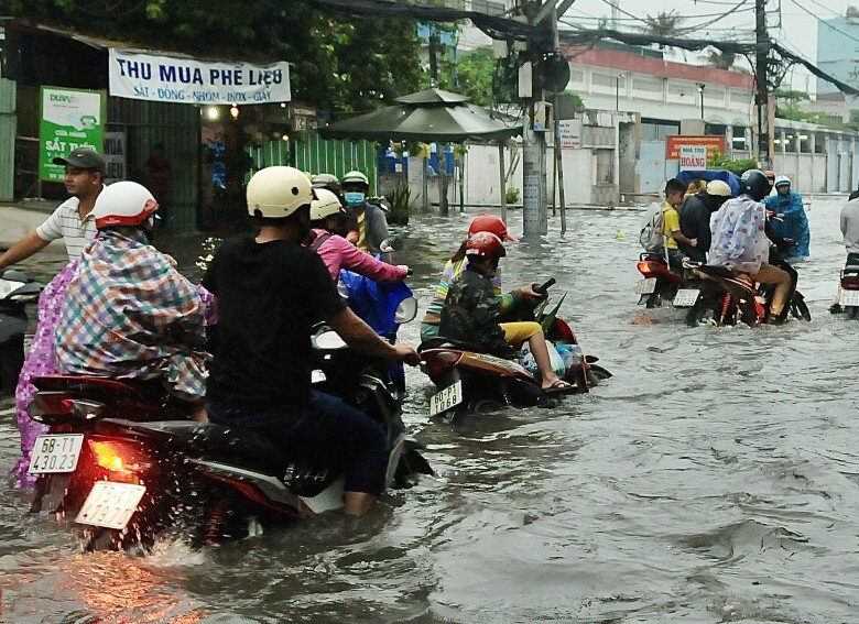 Việc lội nước do ngập úng nguy cơ gây bệnh da liễu là rất lớn. Ảnh minh họa. 