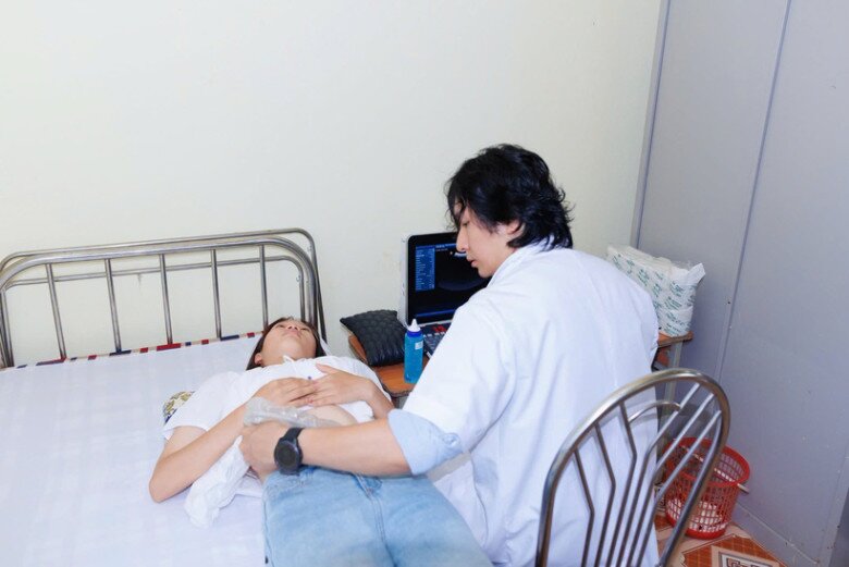 Bác sĩ Đoàn Dư Mạnh cho biết, lối sống thiếu lành mạnh khiến nhiều người trẻ mắc bệnh nhưng chủ quan. 