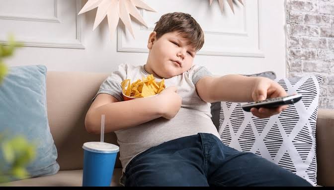 Thức khuya ảnh hưởng đến tiêu hóa và cả tăng nguy cơ mắc các bệnh chuyển hóa ở trẻ. Ảnh minh họa.