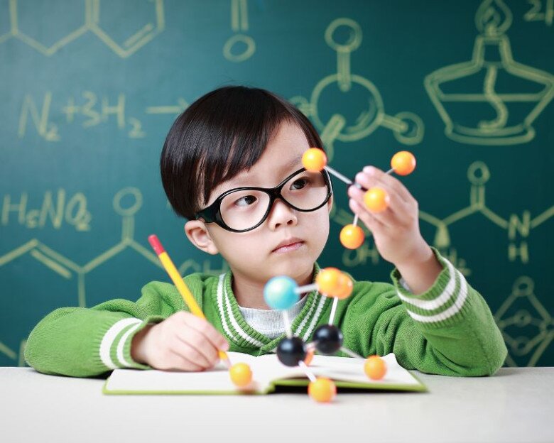 Ngoài các khóa học ngoại khóa, phụ huynh nên cho con học và chơi những môn tăng khả năng tư duy, logic. Ảnh minh họa.