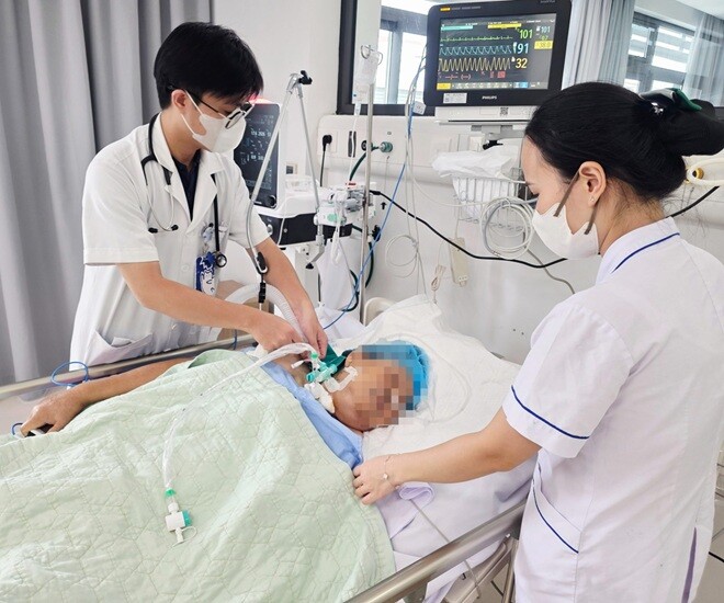 Nữ bệnh nhân phải thở máy sau khi dẫm phải hoa giấy. Ảnh: BVCC. 