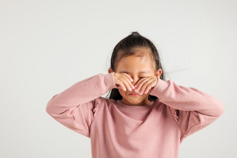 Khi có hiện tượng đau mắt, tuyệt đối không tự ý dùng thuốc khi không có chỉ định của bác sĩ. Ảnh minh họa. 