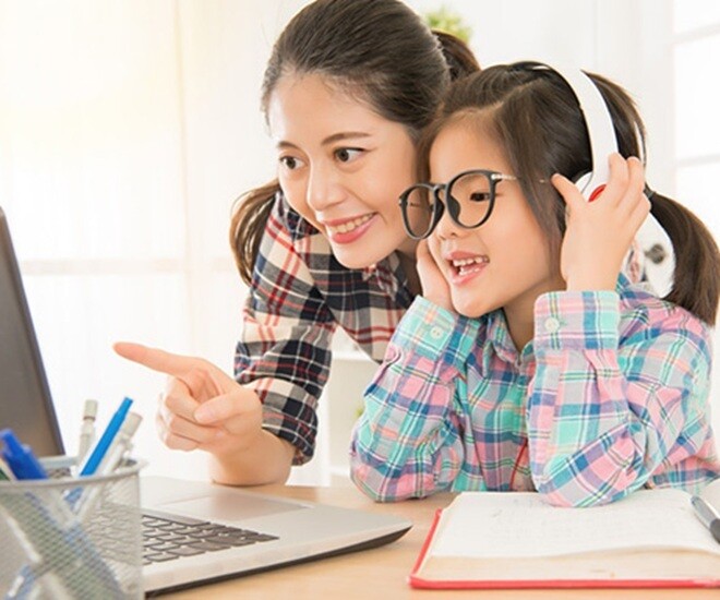 Thay vì đặt mục tiêu và kỳ vọng cao, hãy chia sẻ cùng con để giảm áp lực khi vào đầu năm học mới. Ảnh minh họa. 
