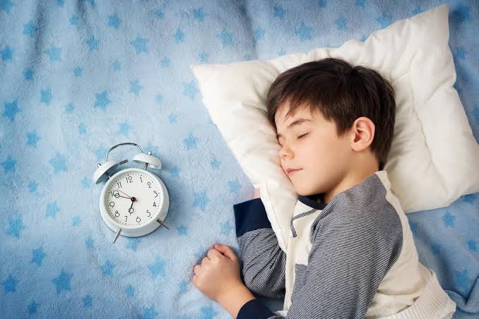 Trước khi vào năm học nên thiết lập lại lịch sinh hoạt khoa học cho trẻ. Ảnh minh họa. 