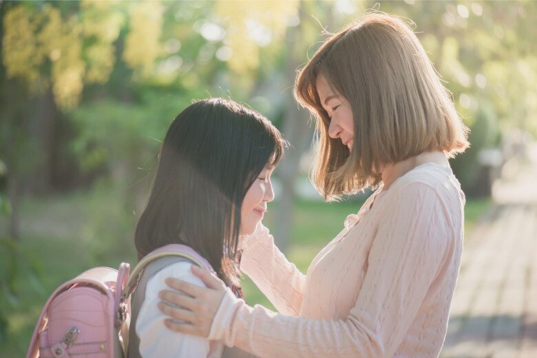 Phụ huynh hãy luôn quan tâm và động viên đúng lúc với trẻ - Ảnh minh hoạ