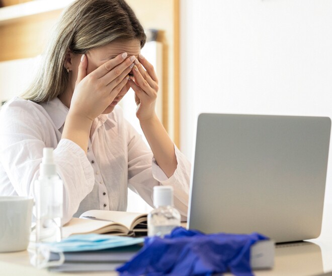 Áp lực học tập, cùng với việc tham gia mạng xã hội không chọn lọc khiến người gới trẻ rơi vào cái bẫy. Ảnh minh họa.