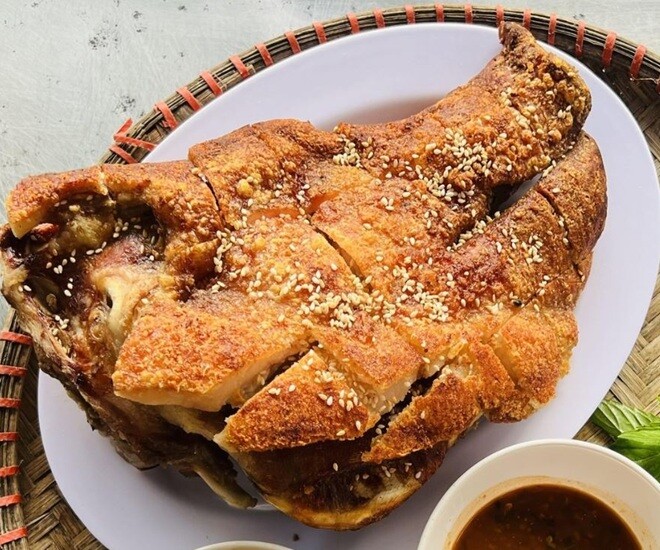 Má lợn chiên nướng là món ăn được tẩm ướp gia vị ngon miệng, đẹp mắt nên nhiều người ưa thích. Ảnh minh họa. 