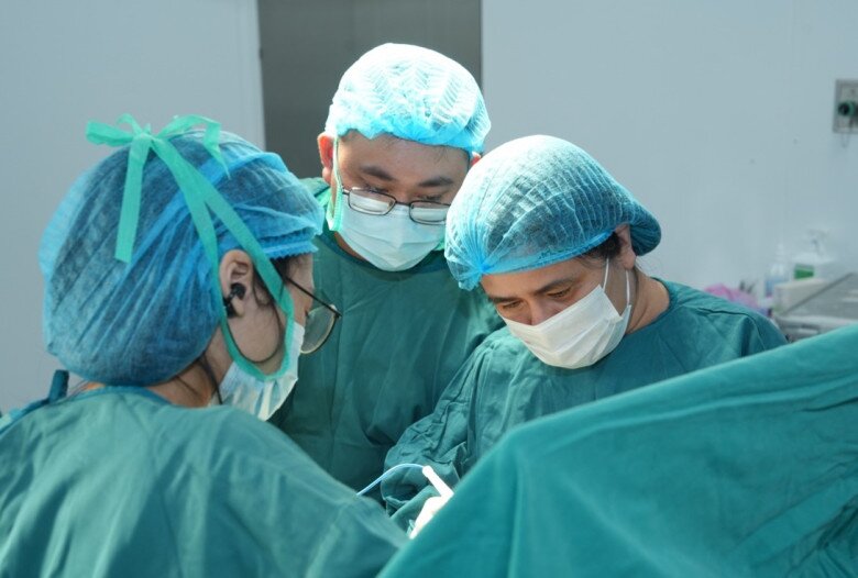 PGS.TS Phạm Thị Việt Dung và ekip tham gia phẫu thuật tạo hình thẩm mỹ cho người bệnh tại cơ sở Ninh Bình.