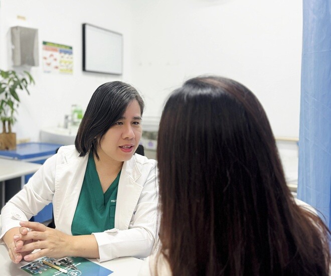 PGS.TS Phạm Thị Việt Dung, Trưởng khoa Phẫu thuật Tạo hình Thẩm mỹ, Bệnh viện Bạch Mai trực tiếp thăm khám và lên phác đồ phẫu thuật cho người bệnh.