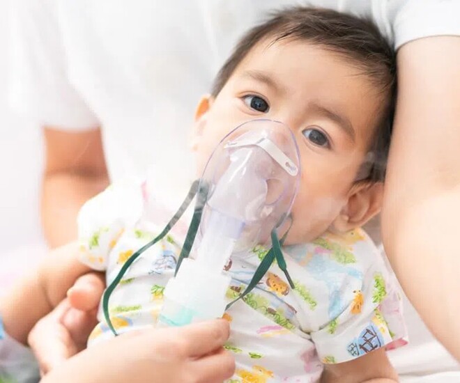 Thời tiết giao mùa trẻ rất dễ bị mắc các bệnh về đường hô hấp, phụ huynh tuyệt đối không chủ quan. Ảnh minh họa. 